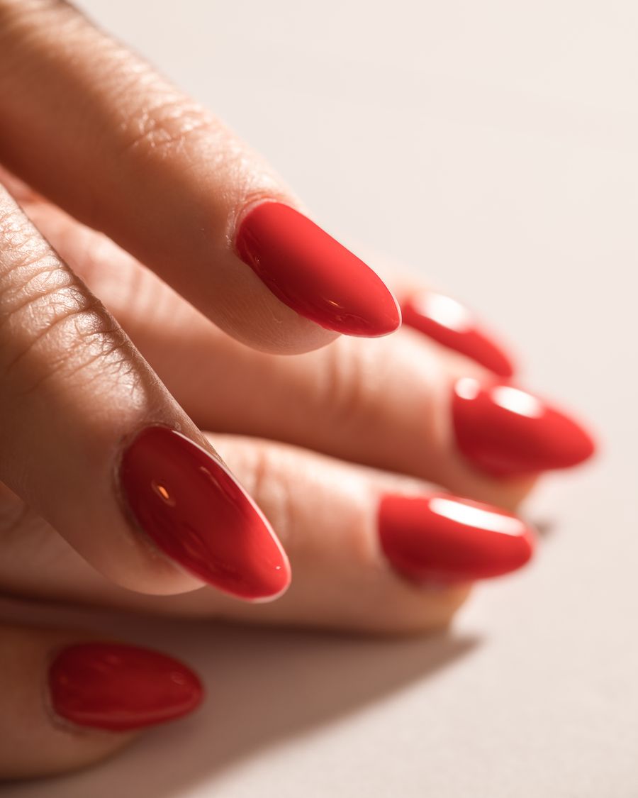 Unhas vermelhas alongadas