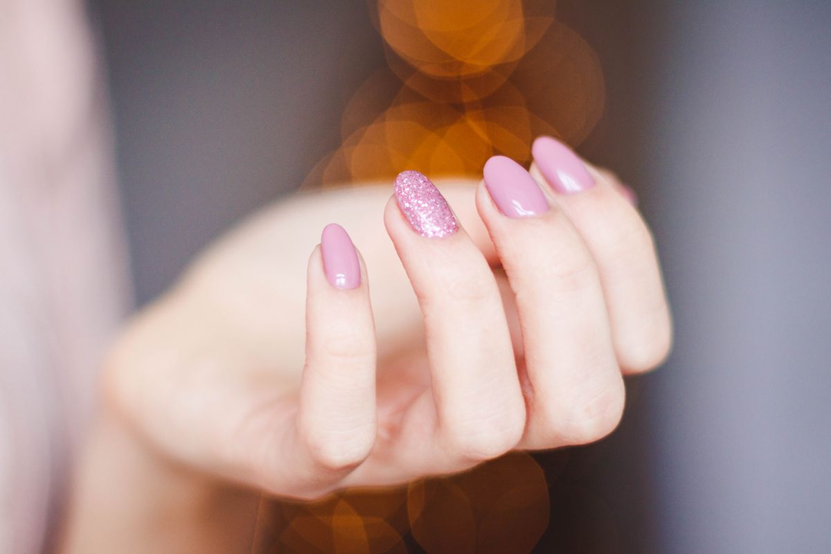 Manicure detalhada em unhas rosa